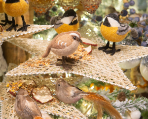 Oiseau laine - A suspendre - 3 coloris assortis: marron, gris/orange ou gris/jaune - Hauteur 7 cm