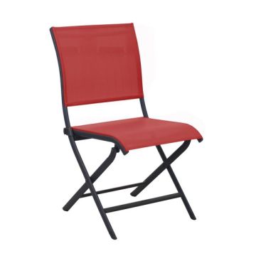 Chaise élégance rouge alliant confort design et durabilité